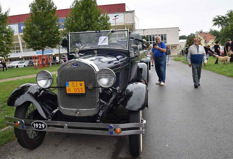 Nedělní dopoledne patřilo pod břeclavským zámkem naleštěným veteránům.