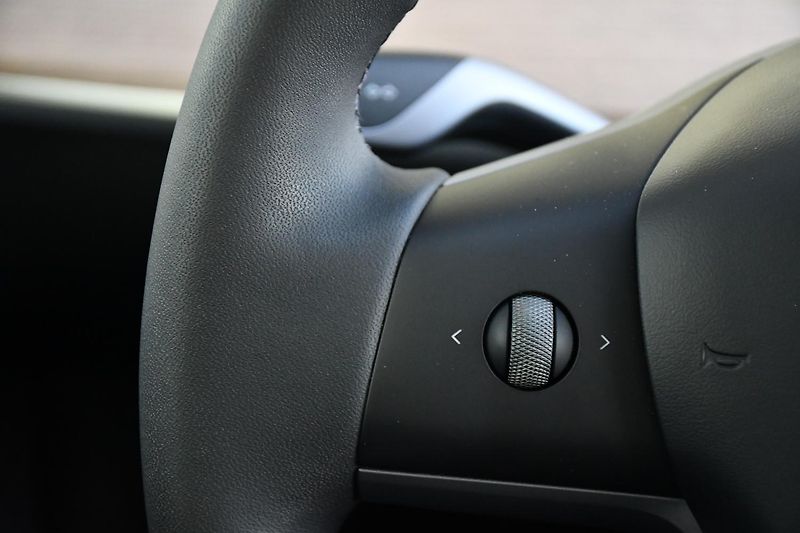 Tesla Model Y LONG RANGE DUAL REZERVACE - fotka 22 z 38