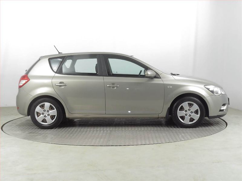 Kia Ceed (2010) 1.4 CVVT, Serv.kniha, Tempomat - fotka 6 z 16
