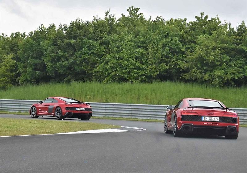 Audi R8 a e-tron GT připravené na jízdu na okruhu
