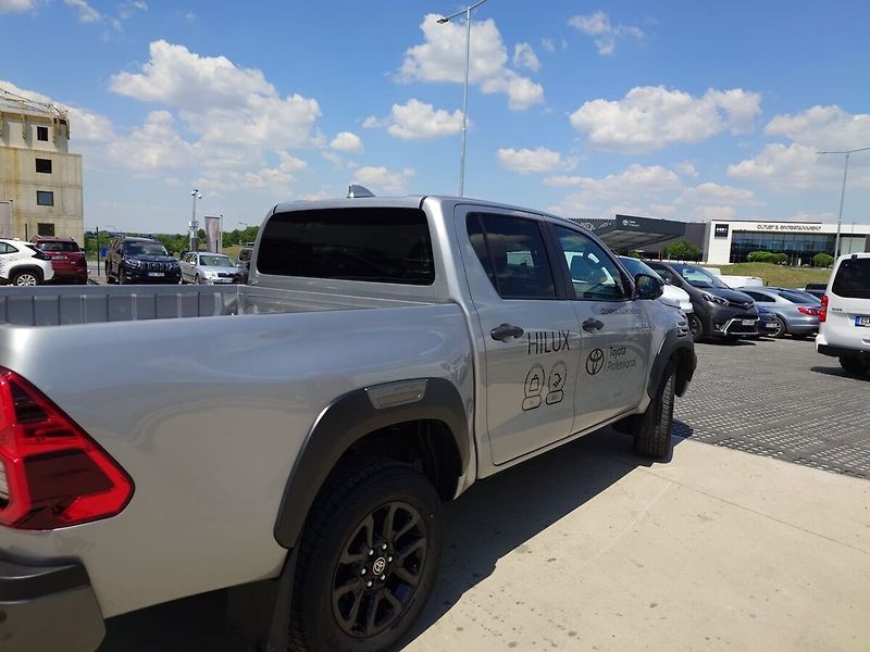 Toyota Hilux DoubleCab Invincible 2.8D 6AT - fotka 8 z 9