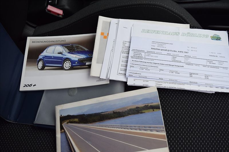 Peugeot 206 1,4 i + 54KW SERVISKA ALU - fotka 40 z 41