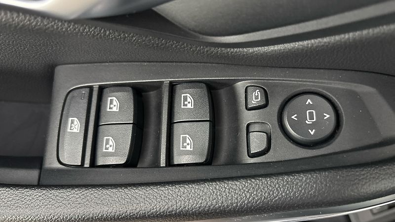 BMW Řada 3 330i AUT xDrive M Sport - fotka 23 z 27