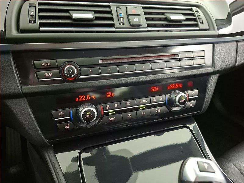 BMW Řada 5 (2015) 520d xDrive, 4X4, Automat - fotka 30 z 34