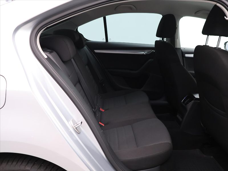 Škoda Octavia 1.8 TSI 132kW DSG Elegance CZ - fotka 12 z 24