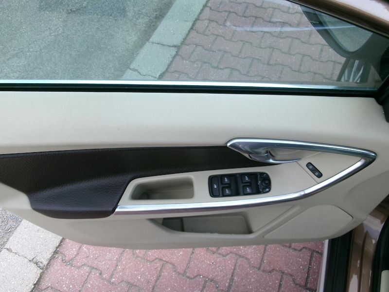 Volvo XC60 (2012) 2,4 D5 SUMMUM 169kW AC NAVI - fotka 28 z 37