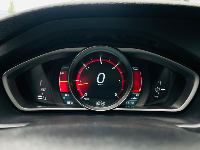 Volvo V40 2.0 D3 R-DESIGN MANUÁL TAŽNÉ - fotka 43 z 45