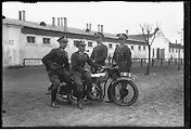 Polští důstojníci od 2. eskadry, 1. pluku lehké jízdy Józefa Pilsudského s motocyklem Douglas.