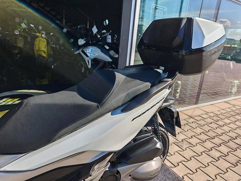 Honda Forza 300 ABS (2018) Smart box, Vyhřívané rukojeti, - fotka 13 z 20