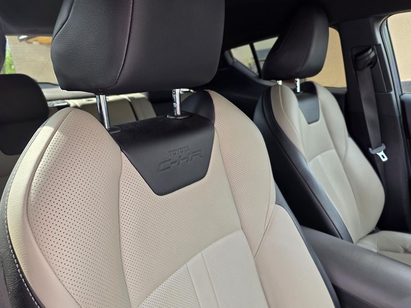 Toyota C-HR 2.0-EXLUSIVE-HYBRID-ZÁRUKA+ - fotka 11 z 15