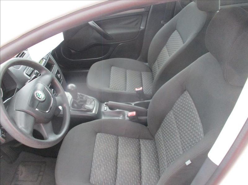 Škoda Octavia 1,4 i, klimatizace, servis, - fotka 13 z 36