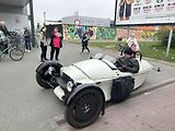 V neděli odpoledne poutal zájem kolemjdoucích před nákupním centrem nevídaný a luxusní sporťák.
