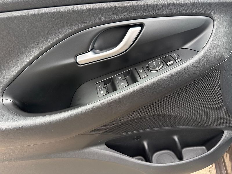 Hyundai i30 (2021) 1,5 T-GDi 117 kW SMART DCT - fotka 14 z 24