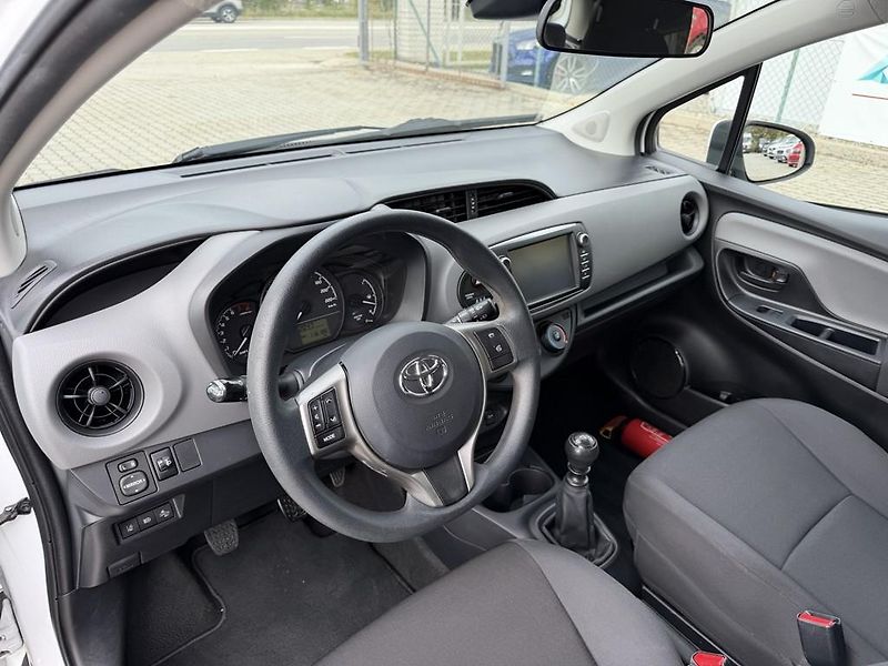 Toyota Yaris 1.5i 82 kW navi. serviska - fotka 13 z 18