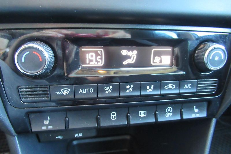 Škoda Rapid 1.4TDI AUT.KLIMA PANORAM TAŽNÉ - fotka 12 z 21