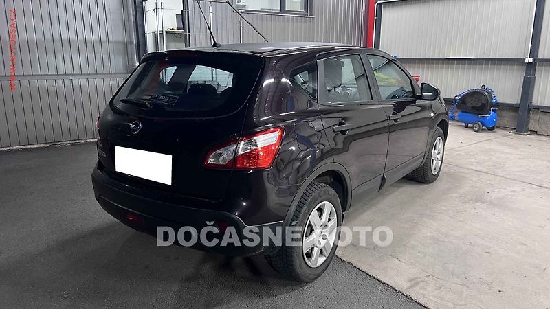 Nissan Qashqai (2013) 1.6i, 1.maj,ČR, servis.kniha - fotka 2 z 3