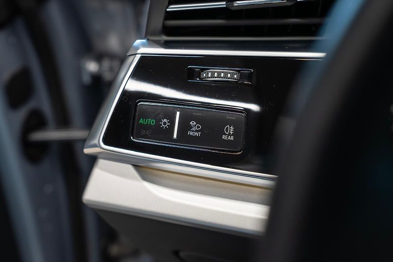 Audi Q8 55 TFSI e 250 kW, QUATTRO, DPH - fotka 23 z 38