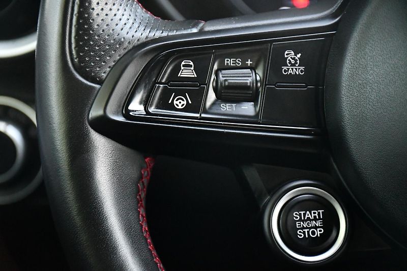 Alfa Romeo Giulia 2.0T 16V 206kW COMPETIZIONE 1M - fotka 23 z 43