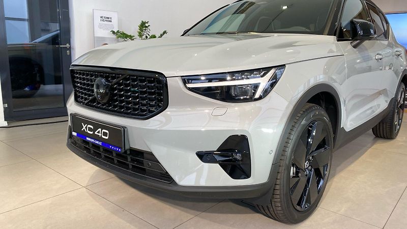 Volvo XC40 (2025) ULTRA BLACK EDITION, B4 FWD, 1 - fotografie inzerátu