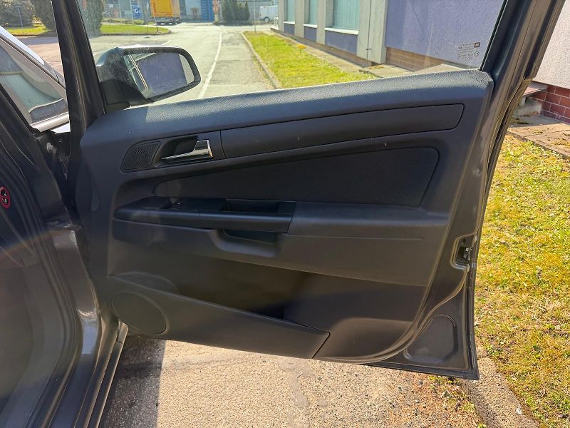 Opel Zafira 1,6 16V 7- místný + pneu  - fotka 18 z 24