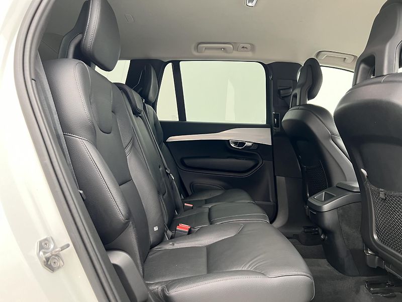 Volvo XC90 D5 AWD MOMENTUM CZ - fotka 19 z 33