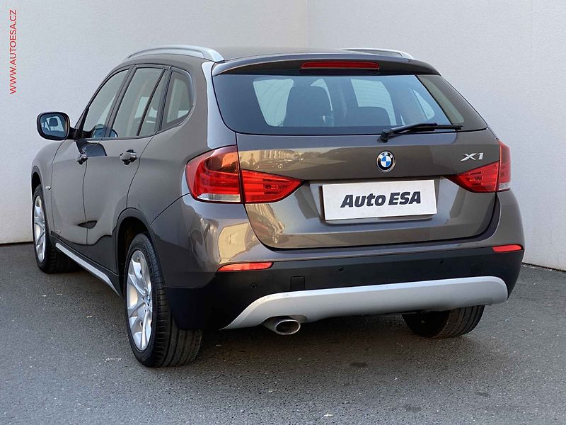 BMW X1 (2010) 2.0d sDrive18d, AC, TZ, park - fotka 6 z 15