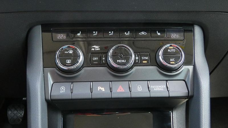 Škoda Karoq 1,5 TSI DSG Style - fotka 16 z 22