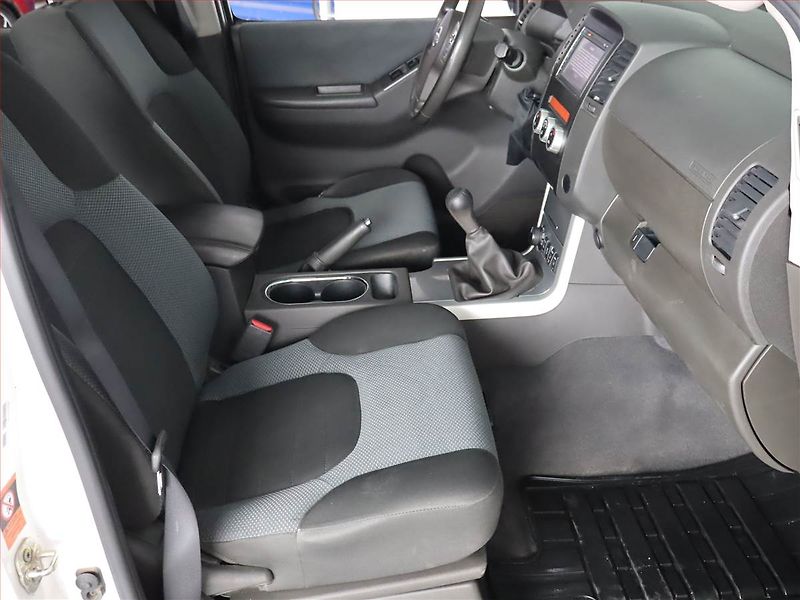Nissan Navara (2015) 2.5 D, 4X4, Serv.kniha, Navi - fotka 9 z 20