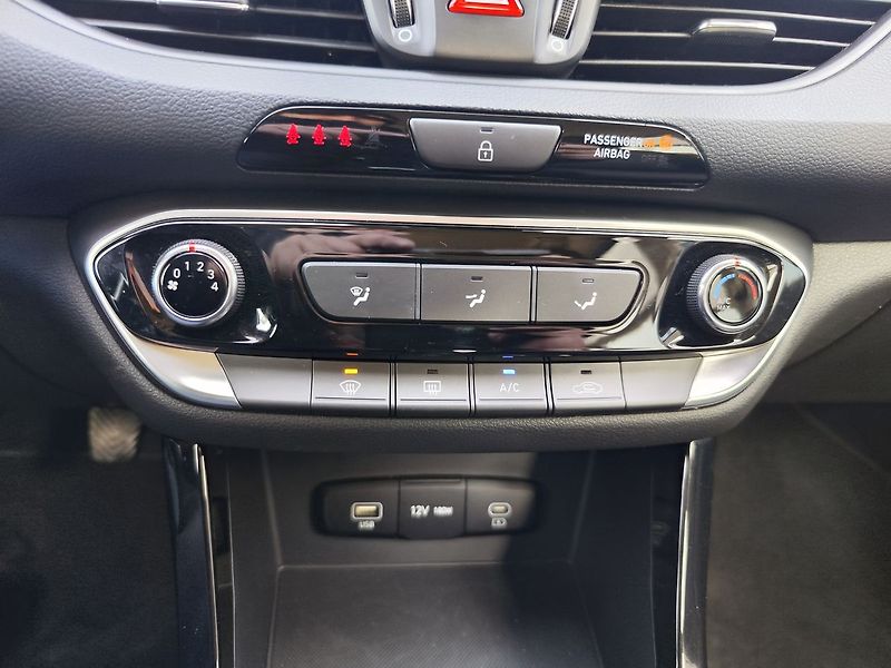 Hyundai i30 1.5i/71kW Comfort 16 - fotka 19 z 29