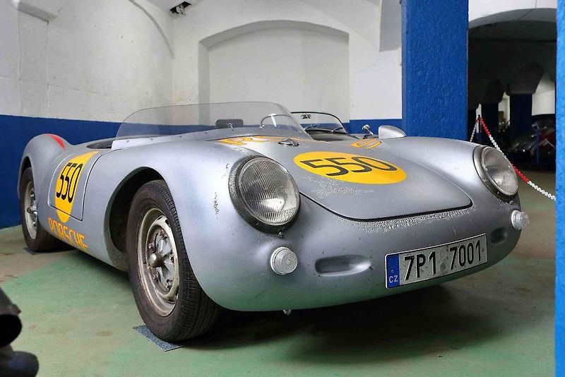 01 - Automobilový nadšenec a sběratel Jaromír Kostlivý otevřel ve Stodu u Plzně nové muzeum veteránů věnované vozům značek Volkswagen Brouk a Porsche. Návštěvníci uvidí naleštěné brouky i auta v procesu renovace, expozice čítá na 40 vozů.