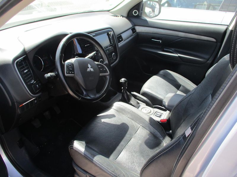 Mitsubishi Outlander (2015) 2,2 D 4WD - fotka 11 z 12