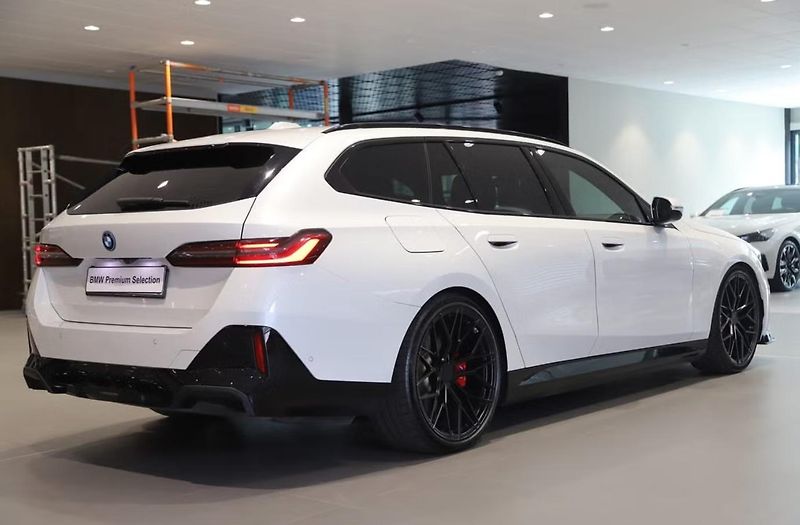 BMW i5 eDrive40 Touring M Kam Pano. - fotka 6 z 11