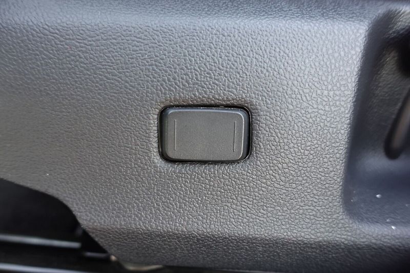 Toyota Corolla 2,0HSD 112kW Comfort Tech - fotka 18 z 32