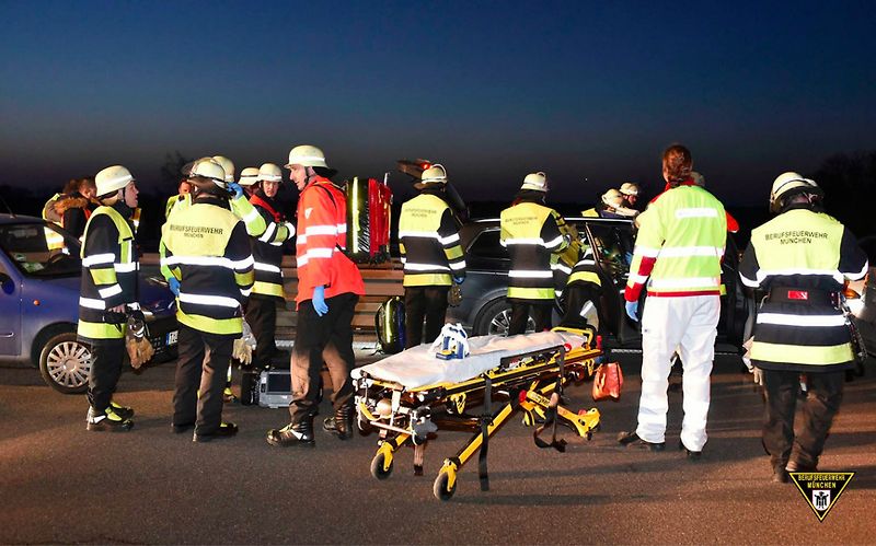 Majitel Tesly zachránil řidiče Passatu na dálnici.