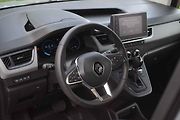 Auto se řídí ve stejné pozici jako klasické osobní