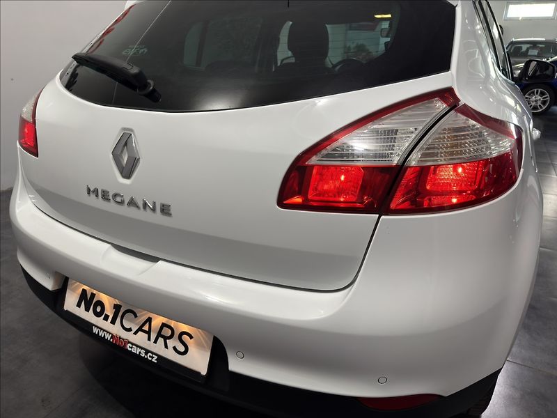 Renault Mégane 1,6   i LIMITED NAVI VÝHŘEV - fotka 24 z 28
