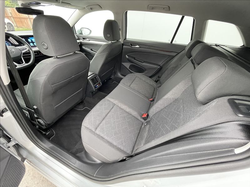 Volkswagen Golf Variant 1,5 eTSI DSG Life KESSY+Kamera - fotka 16 z 23