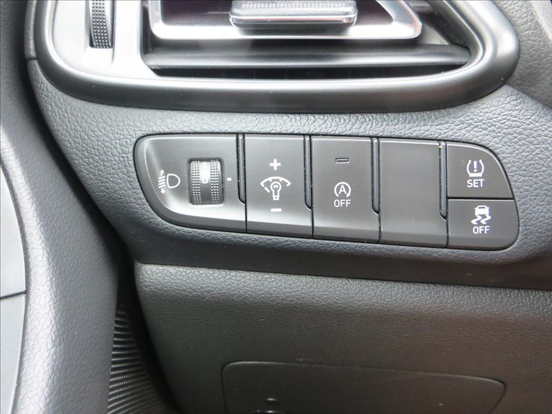 Hyundai i30 1,5 T-GDI mHEV Family Smart - fotka 22 z 28