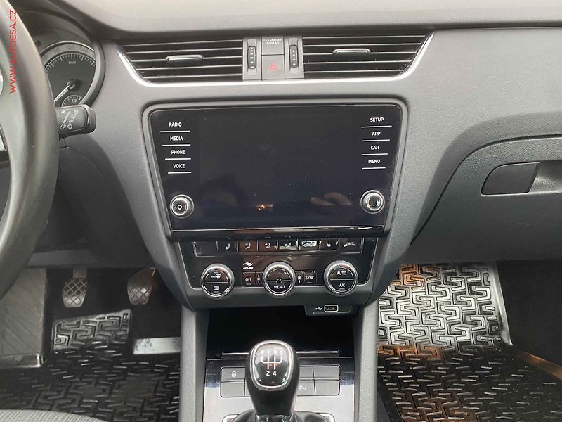 Škoda Octavia (2018) 1.6 TDi, ČR, Style, LED - fotka 12 z 18