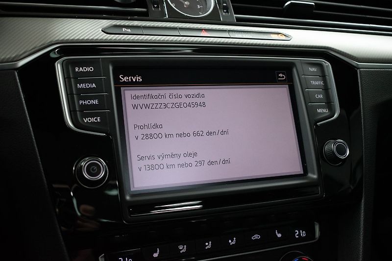 Volkswagen Passat 2.0 Bi-TDI R-LINE*N.TOPENÍ*ACC - fotka 33 z 40
