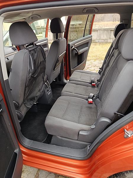 Volkswagen Touran (2010) - fotka 19 z 21