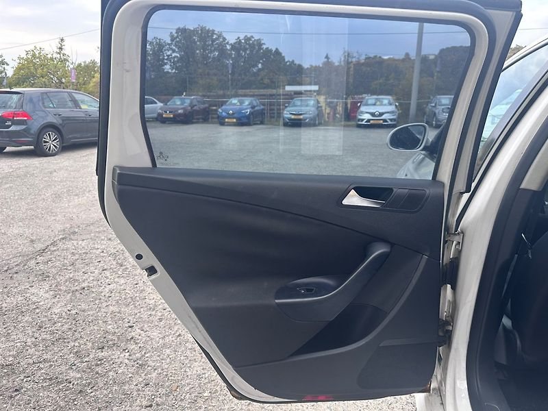 Volkswagen Passat 2.0TDi ČR/Rozvody/2*pneu/Tažné - fotka 12 z 22