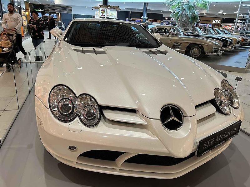 Výstava vozidel Mercedes-Benz v Ostravě. V tomto jezdil fotbalový bouřlivák Tomáš Řepka.