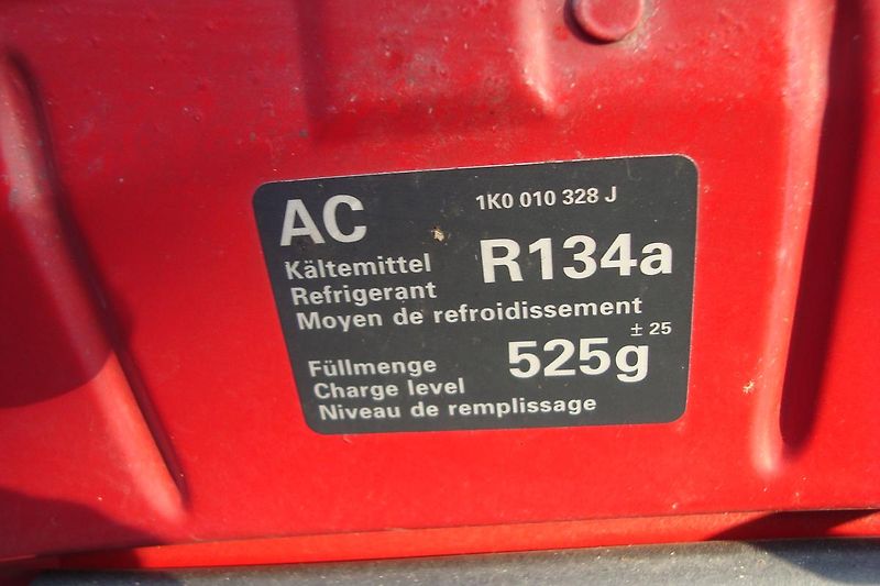 Volkswagen Golf (2011) VI.1.6TDi,ČR,S.kn1.MajSTK 8/27 - fotka 24 z 67