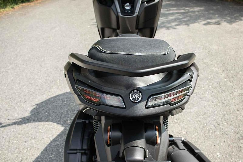 Designem se nový NMax přiblížil maxiskútrům z modelové řady Yamaha.