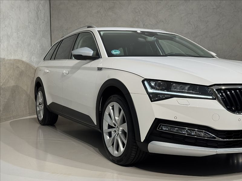 Škoda Superb 2,0 TDi  DSG 4x4 Scout Virtual - fotka 5 z 50