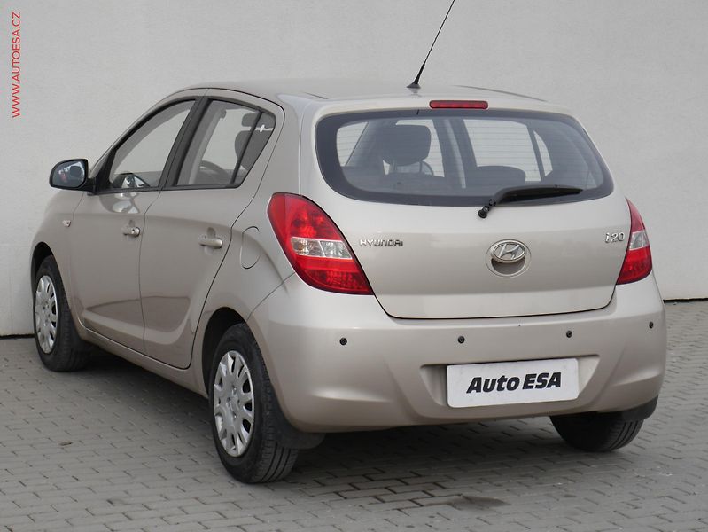 Hyundai i20 (2011) 1.2i, ČR, AC, park.asist - fotka 6 z 15