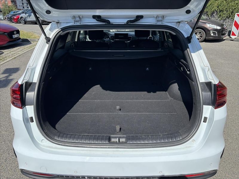 Kia Ceed 1,5 TGDi AT TOP ZÁRUKA ADAPTIV - fotka 13 z 40