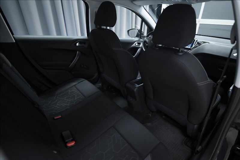 Peugeot 2008 1,2 i 1. AUT. AC VÝHŘEV 1. MAJ - fotka 10 z 36