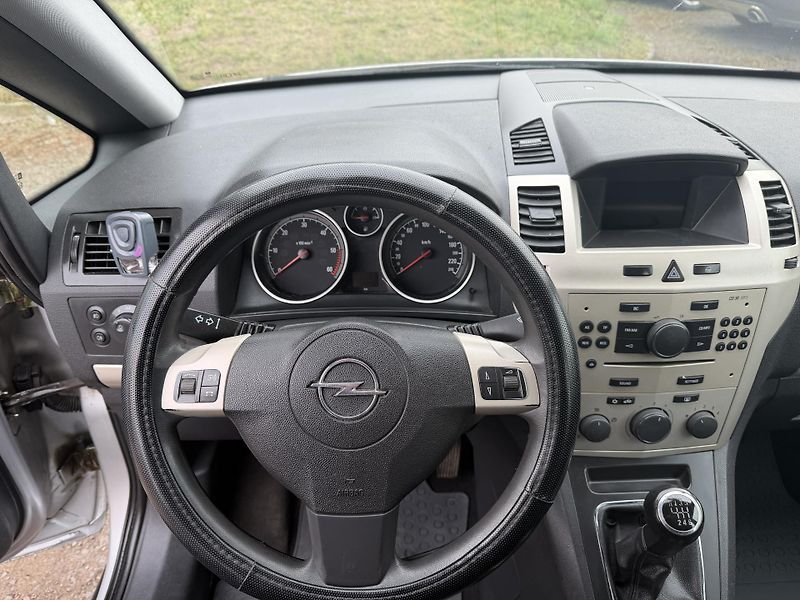 Opel Zafira 1,7 DTi 7 MIST - fotka 19 z 21